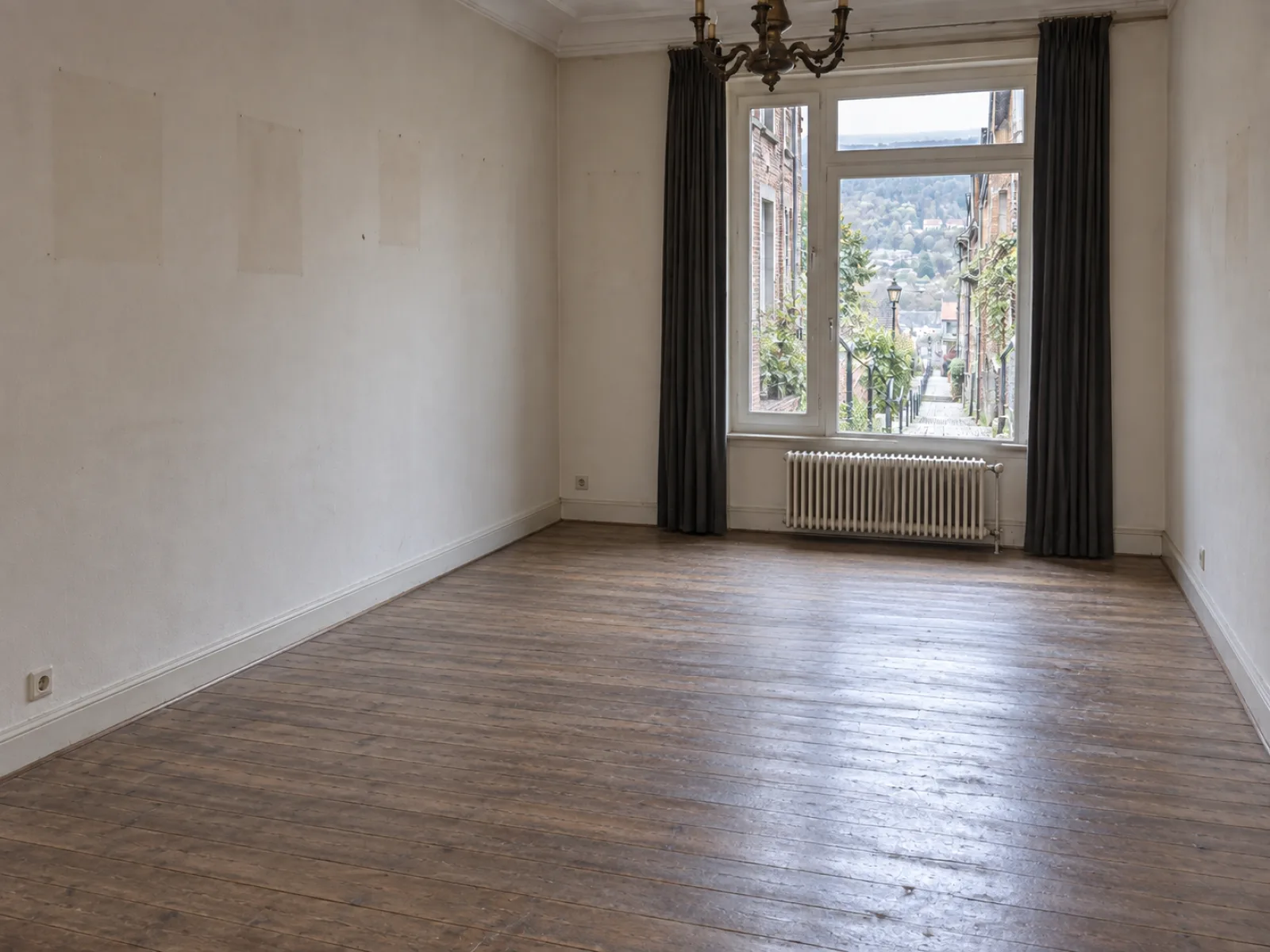 Woning aan een trapstraat ontruimen in Beersel — AI-illustratie