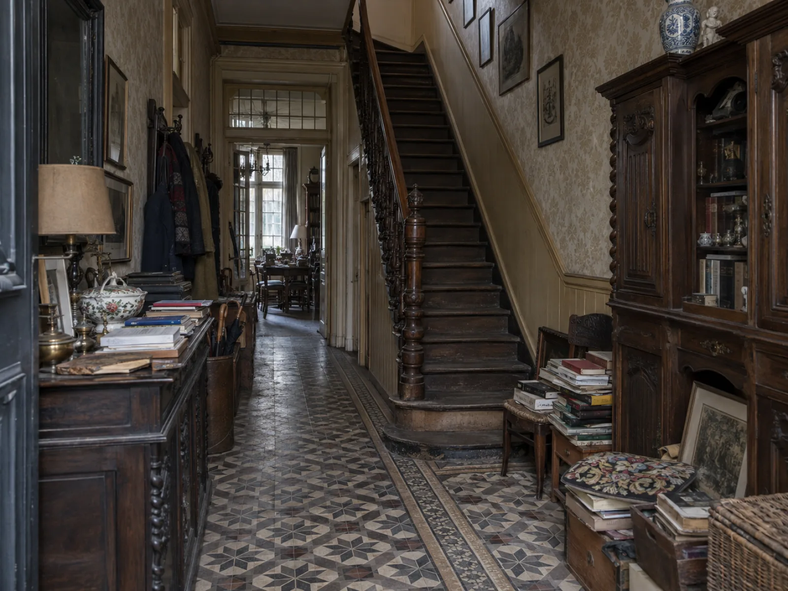 Voor de ontruiming — Nalatenschap van een erfgoedwoning binnen de reien in Brugge — AI-illustratie