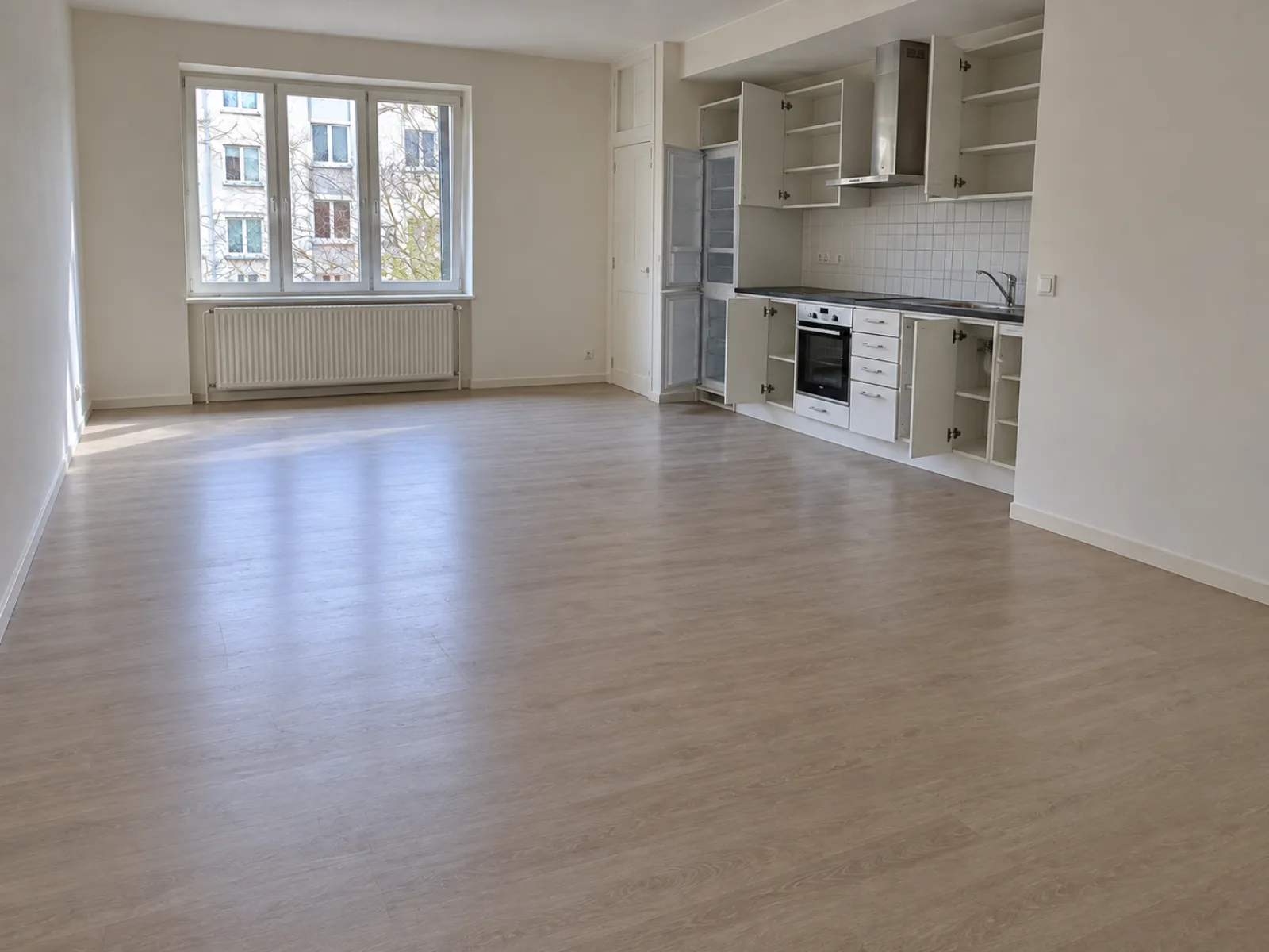 Gemeubelde flat leegmaken tussen twee huurders in Etterbeek — AI-illustratie