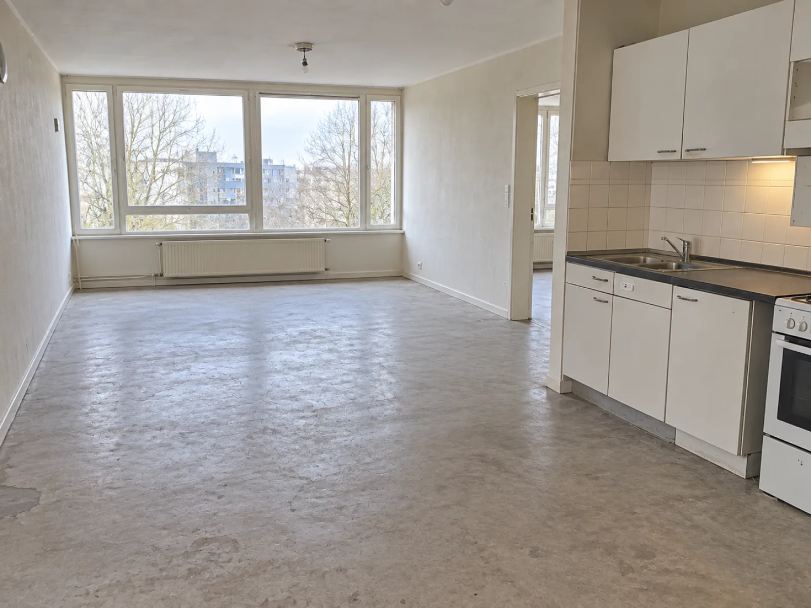 Sociale huurwoning opruimen vóór de plaatsbeschrijving in Evere — AI-illustratie