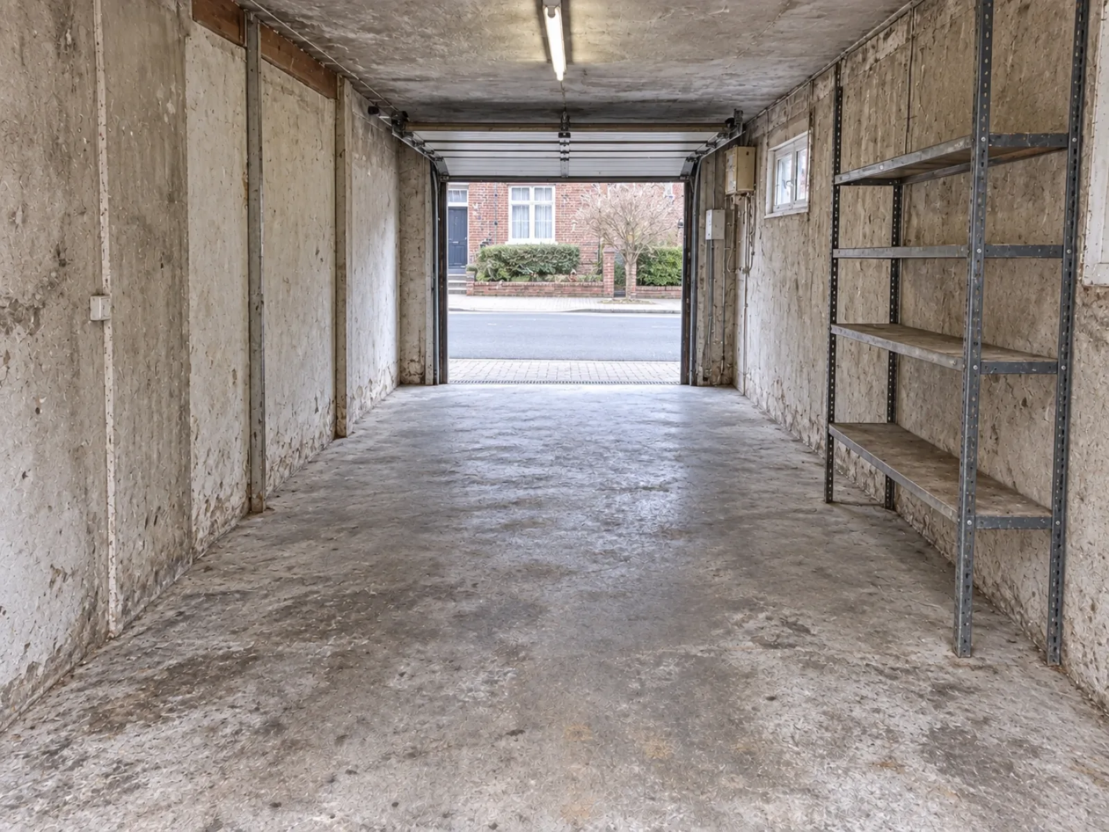 Bel-etagewoning met garage onder de leefruimte ontruimen in Jette — AI-illustratie