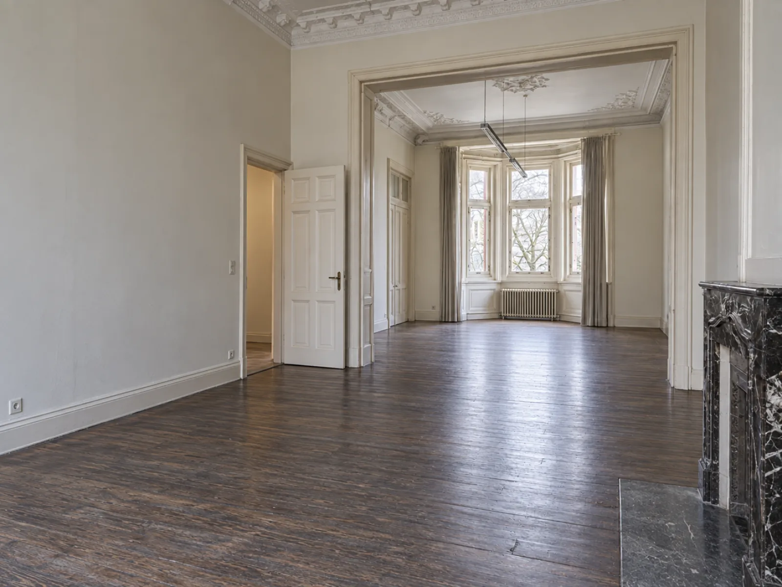 Kantoorruimte in een herenhuis op een helling ontruimen in Koekelberg — AI-illustratie