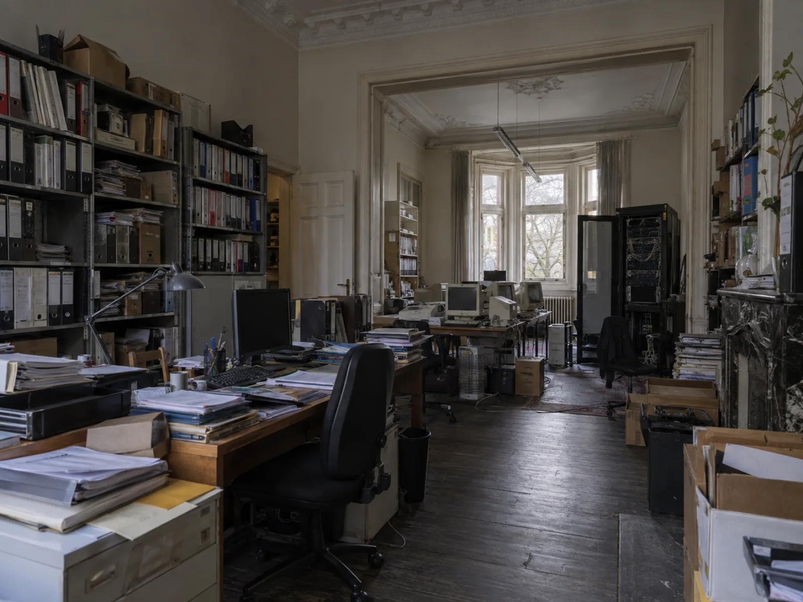 Voor de ontruiming — Kantoorruimte in een herenhuis op een helling ontruimen in Koekelberg — AI-illustratie