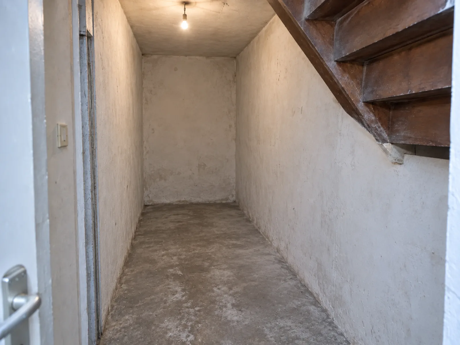 Appartement uit de wederopbouw ontruimen in Mortsel — AI-illustratie