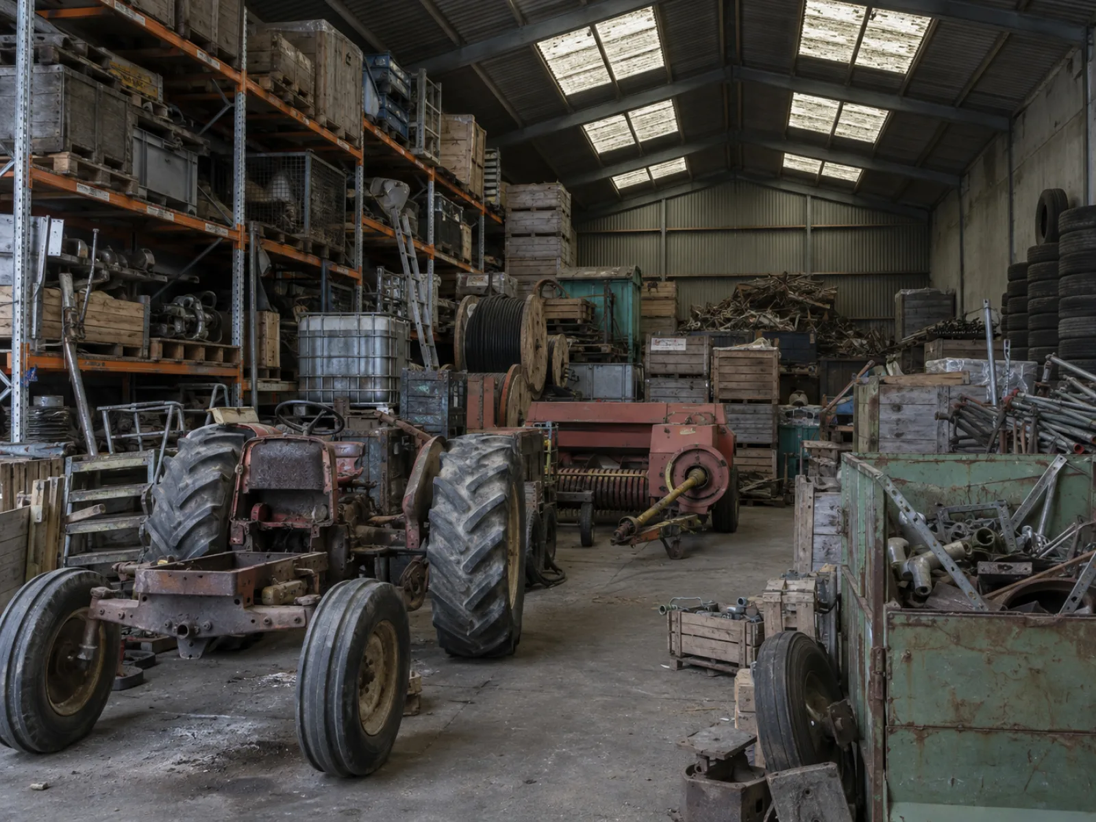 Voor de ontruiming — Landbouwloods met machines en schroot ontruimen in Roeselare — AI-illustratie