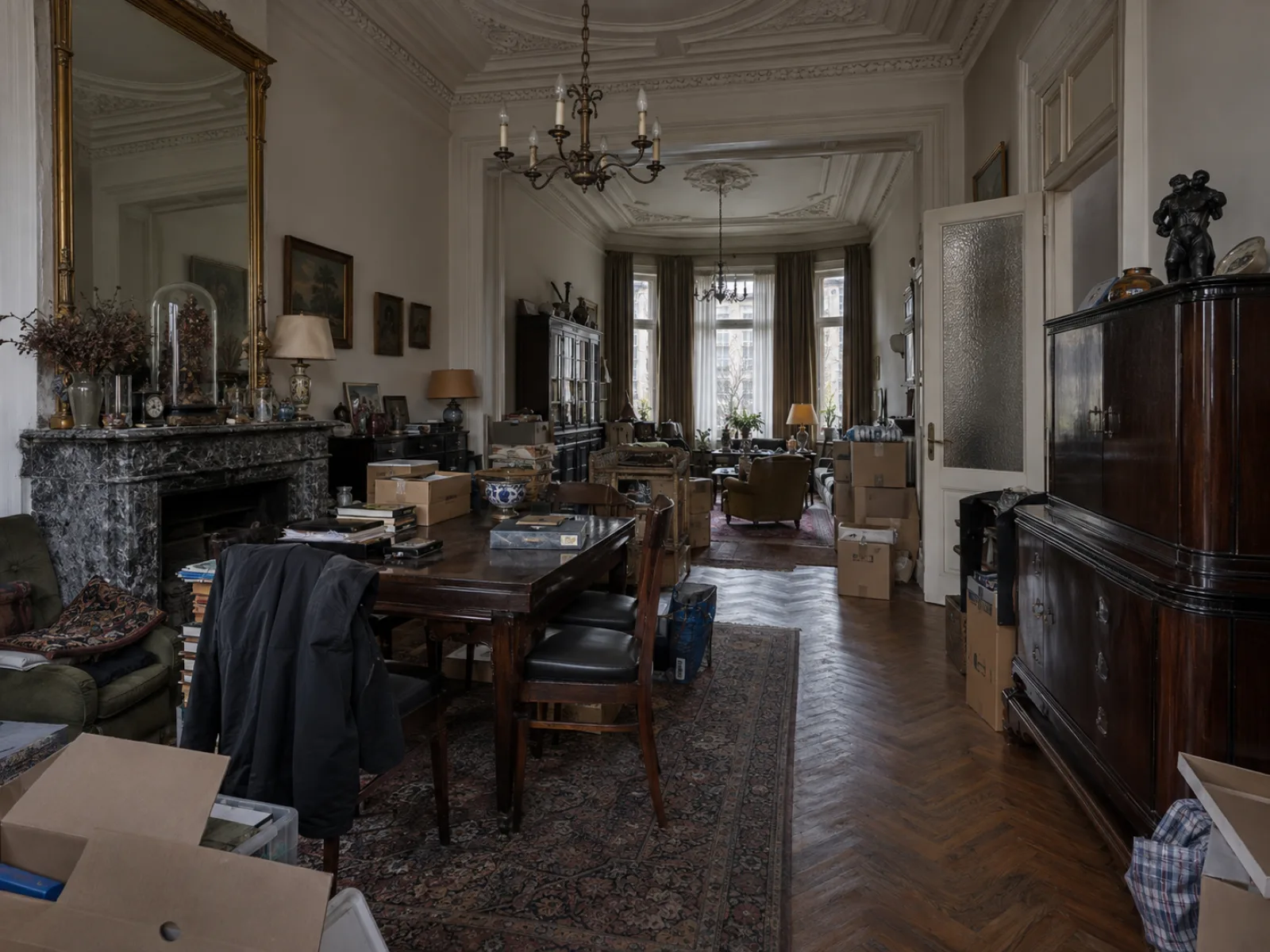 Voor de ontruiming — Bel-etage en souterrain van een opgesplitst herenhuis in Schaarbeek — AI-illustratie