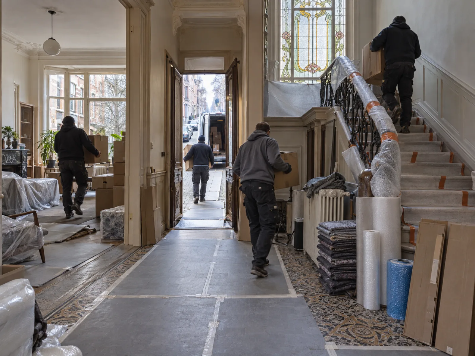 Tijdens de werken — Art-nouveauwoning met sgraffito en mozaïekvloer ontruimen in Sint-Gillis — AI-illustratie