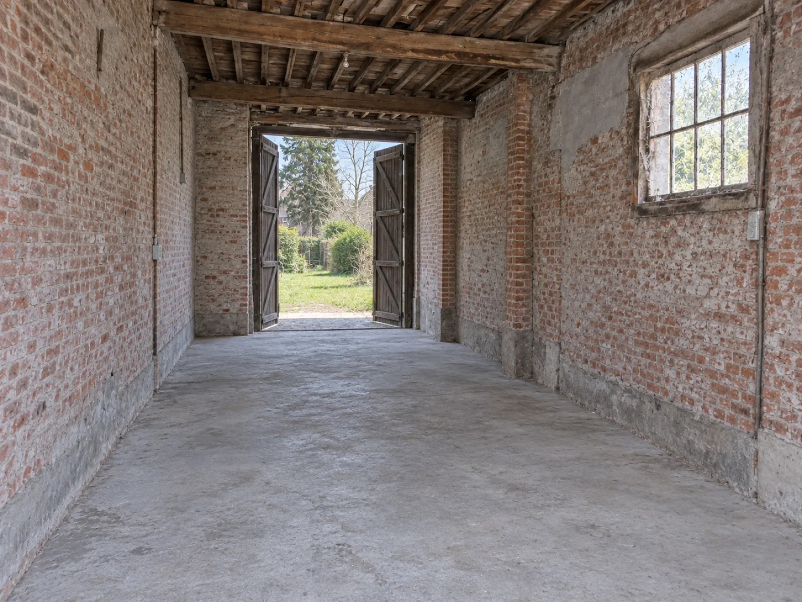 Burgerwoning met koetshuis achter een diepe stadstuin leegmaken in Tienen — AI-illustratie