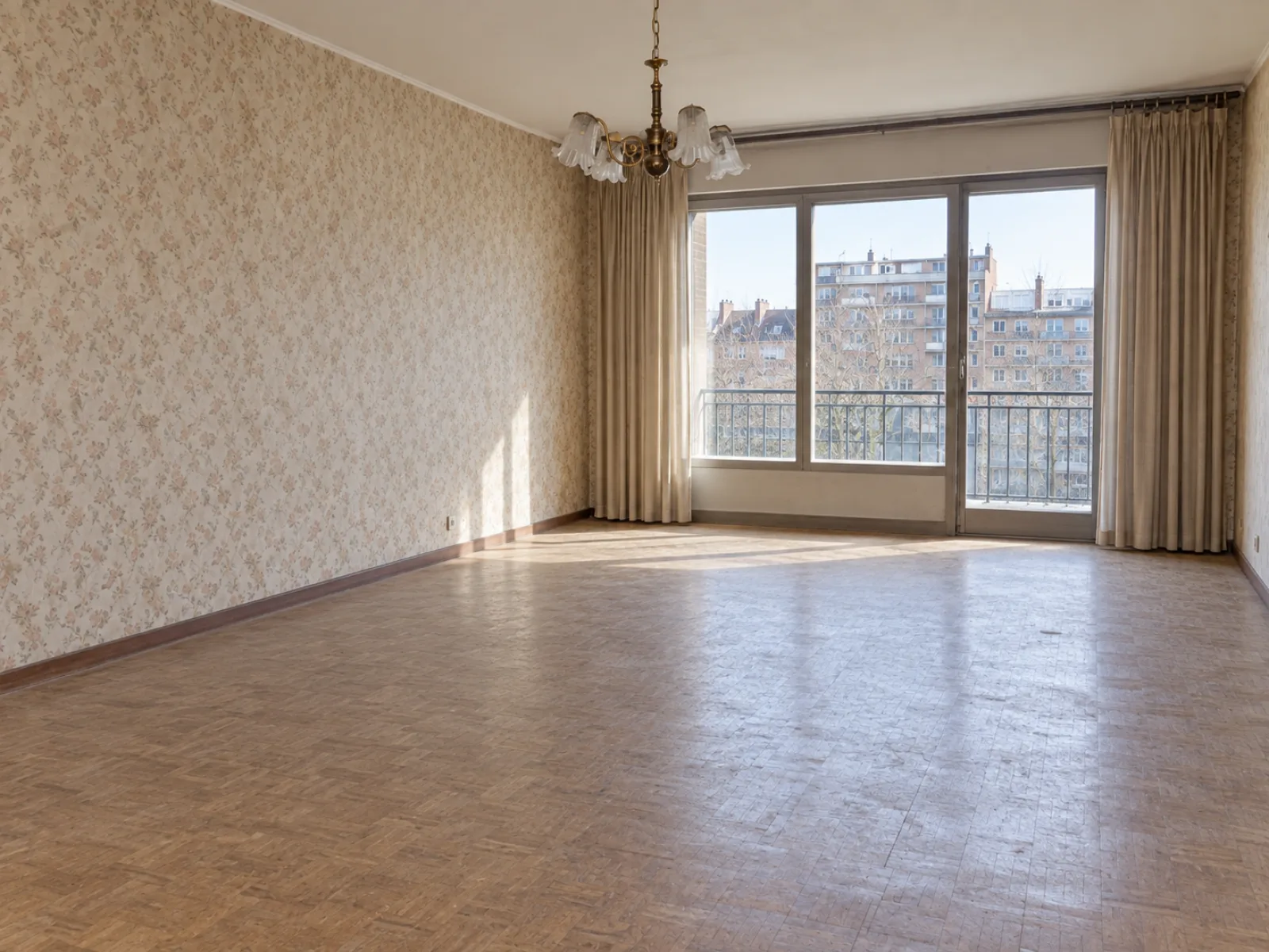 Appartement uit de jaren zeventig ontruimen in Vorst, met een lift die te klein was — AI-illustratie