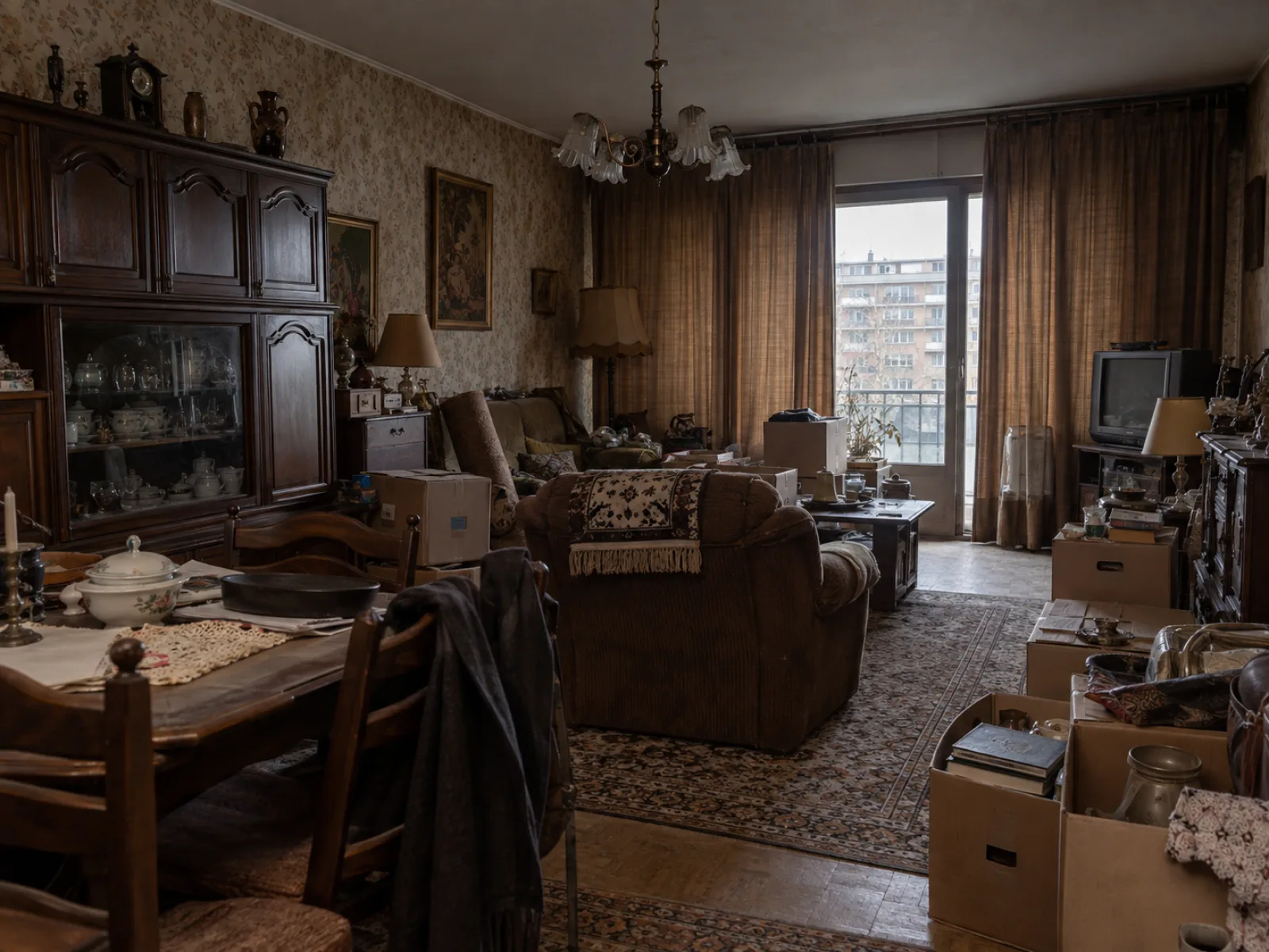 Voor de ontruiming — Appartement uit de jaren zeventig ontruimen in Vorst, met een lift die te klein was — AI-illustratie