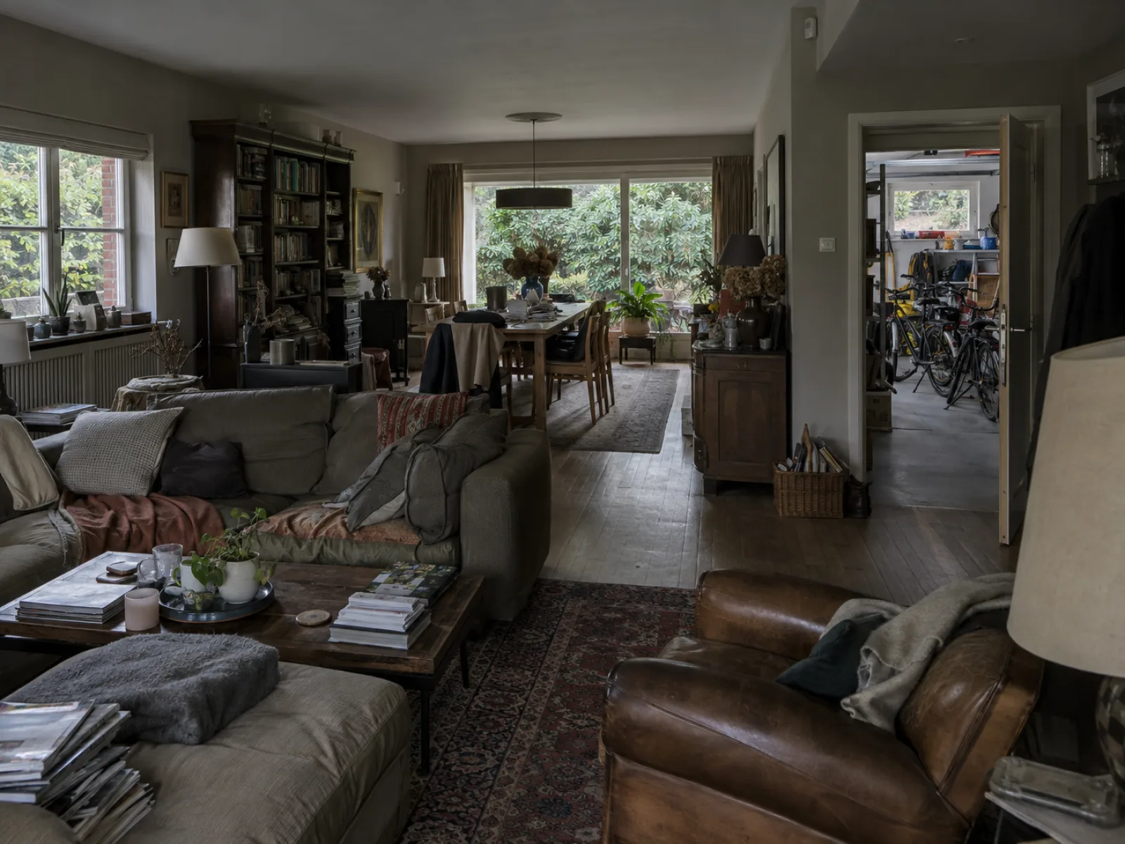 Voor de ontruiming — Gemeubelde villa van een vertrekkend gezin overnemen in Sint-Pieters-Woluwe — AI-illustratie