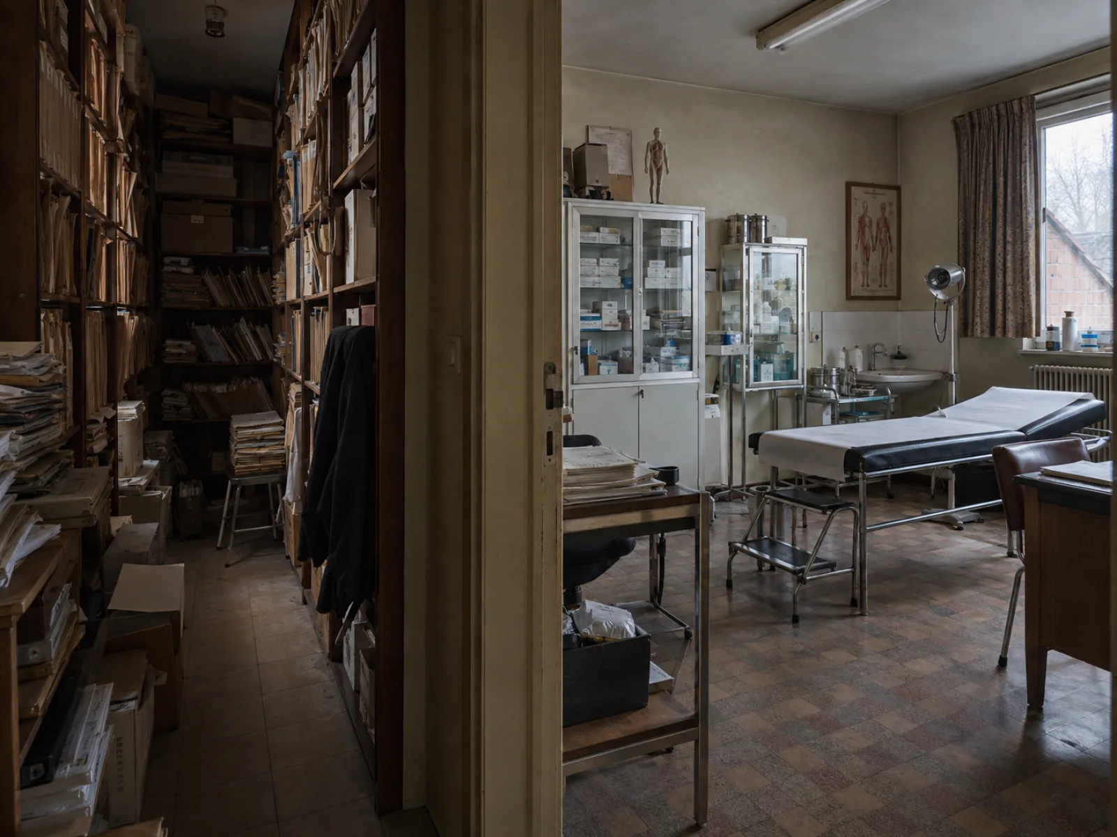 Voor de ontruiming — Dokterspraktijk met patiëntenarchief ontruimen in Zottegem — AI-illustratie